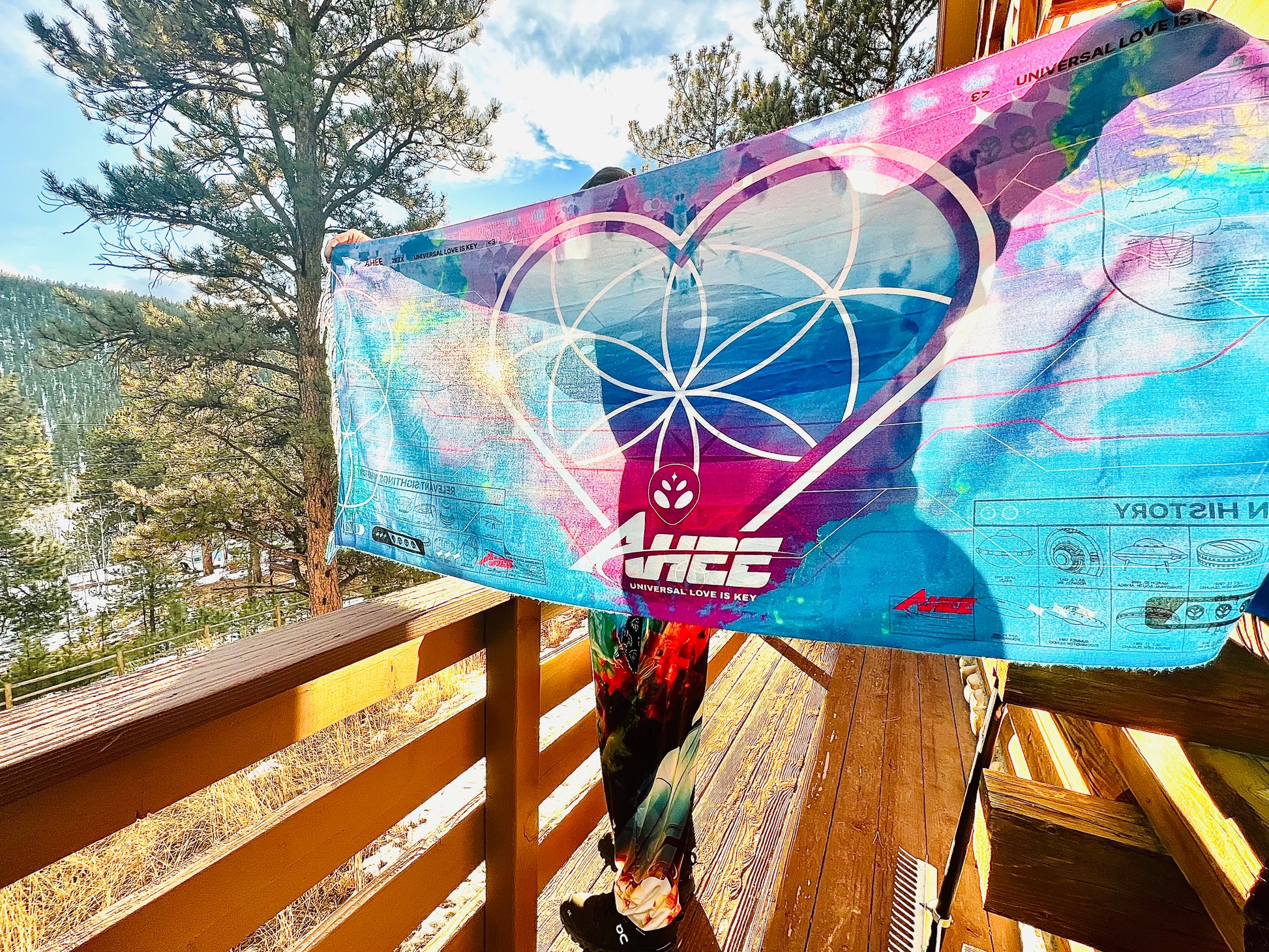 Ahee pashmina shown with bright light