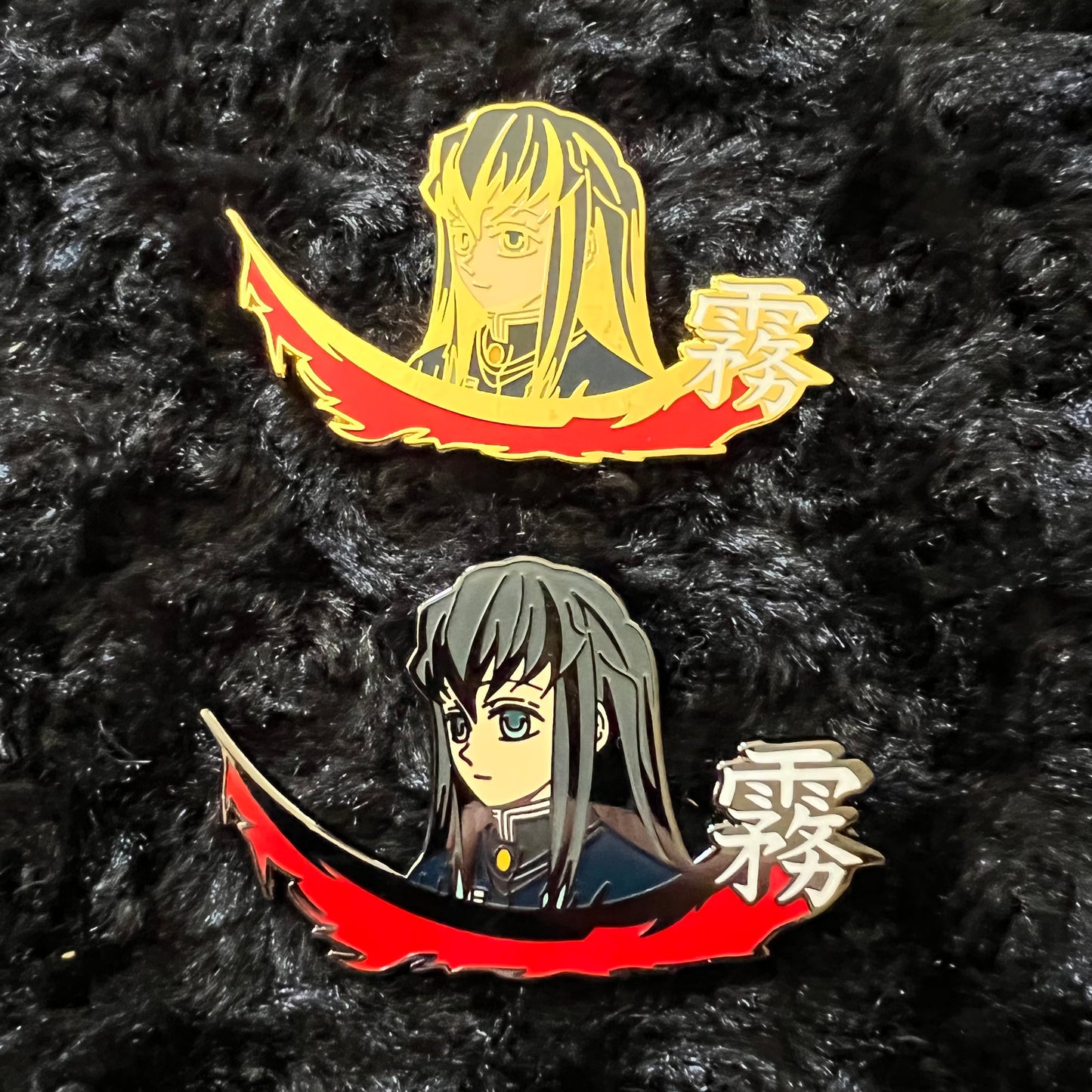 Kingdesigns26 fog pins featuring detailed, artistic design perfect for accessorizing or collecting.
