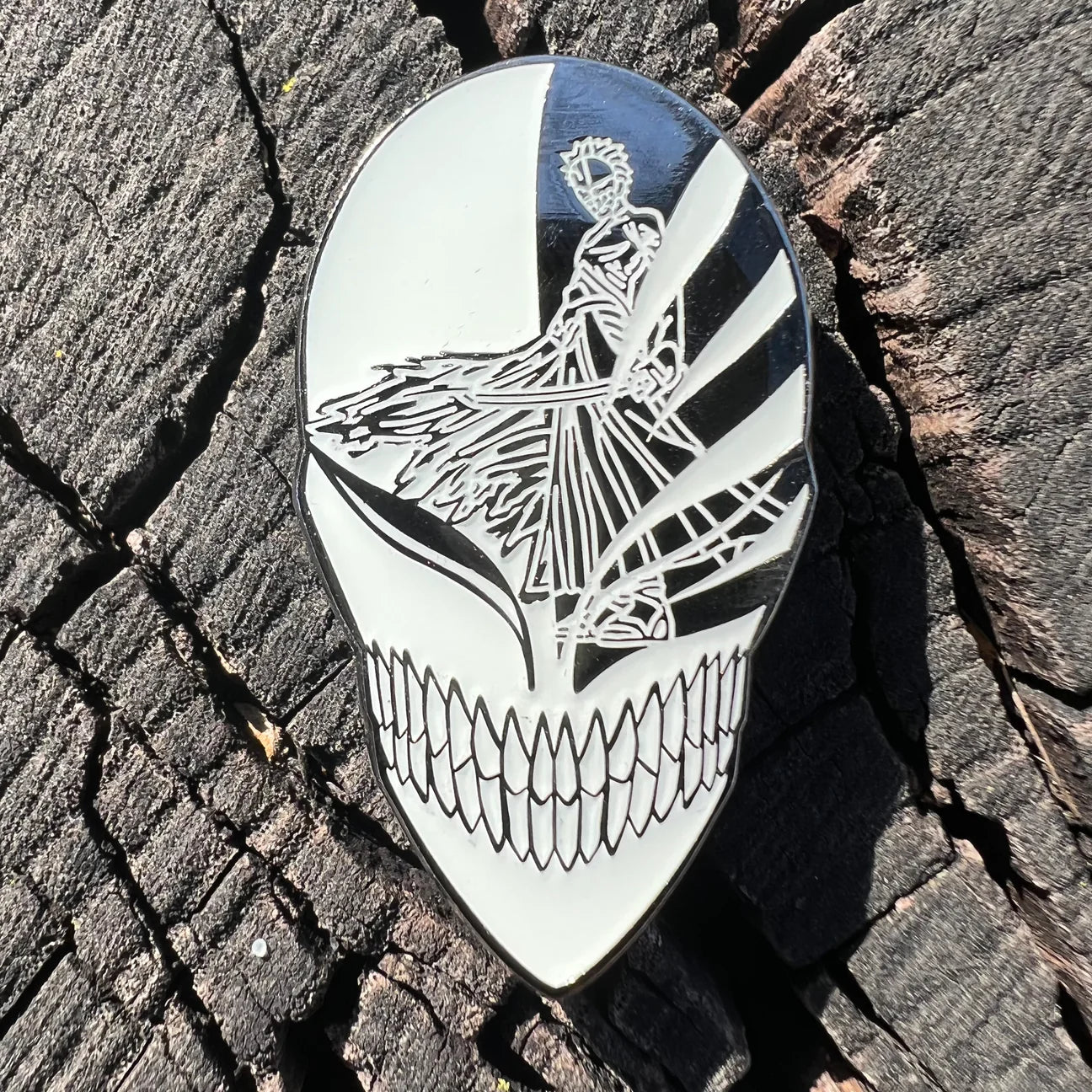 Kingdesigns26 The Hollow Inside pins featuring intricate hollow design on metal surface, perfect for accessories or collection.