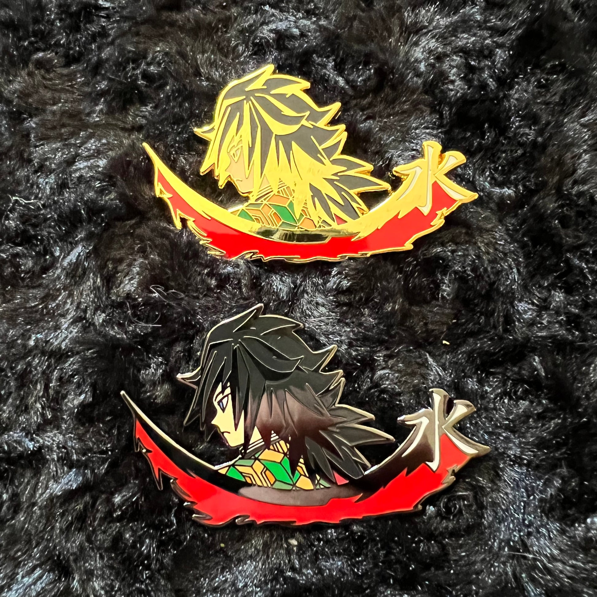 Kingdesigns26 water-themed pins, featuring detailed designs, perfect for accessories or collectibles.